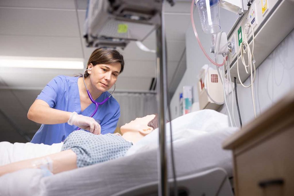 ABSN student in sim lab